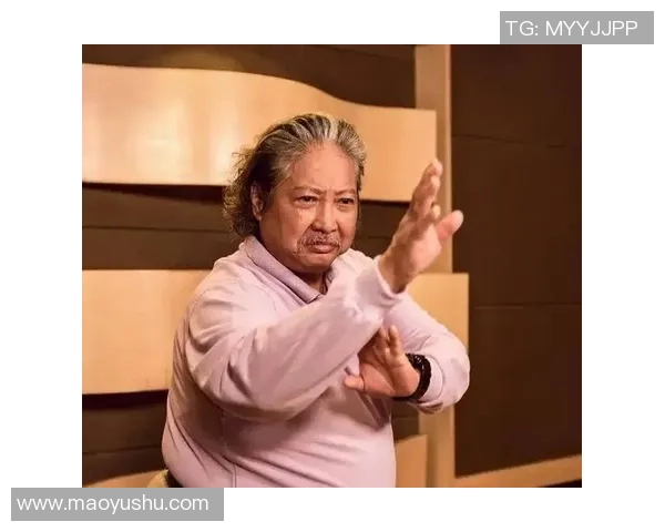 足球明星素颜现身街头化身乞丐引发热议揭示明星背后的真实生活